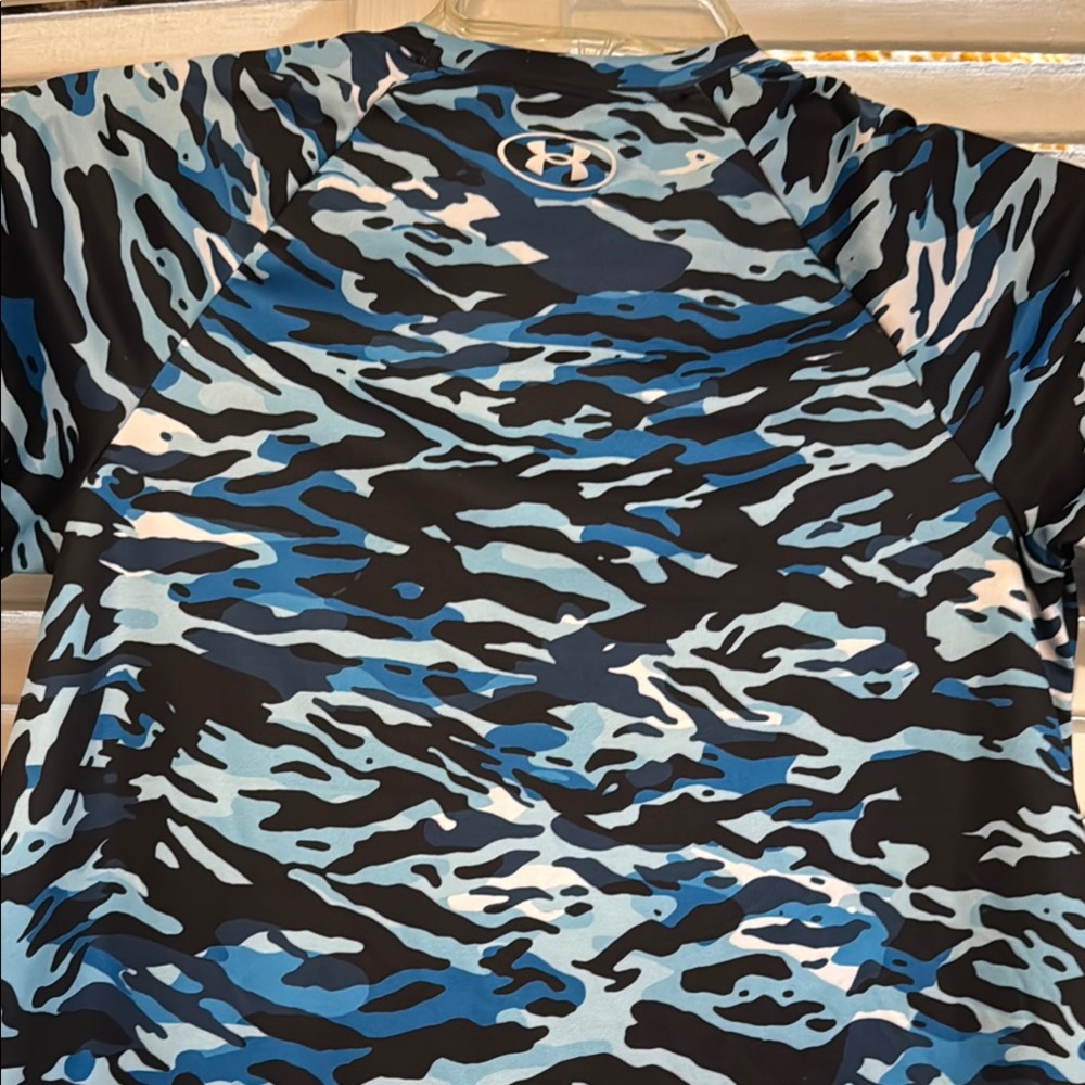 Under Armour Black and Blue Patterned Tee. Like New. - Picture 5 of 5